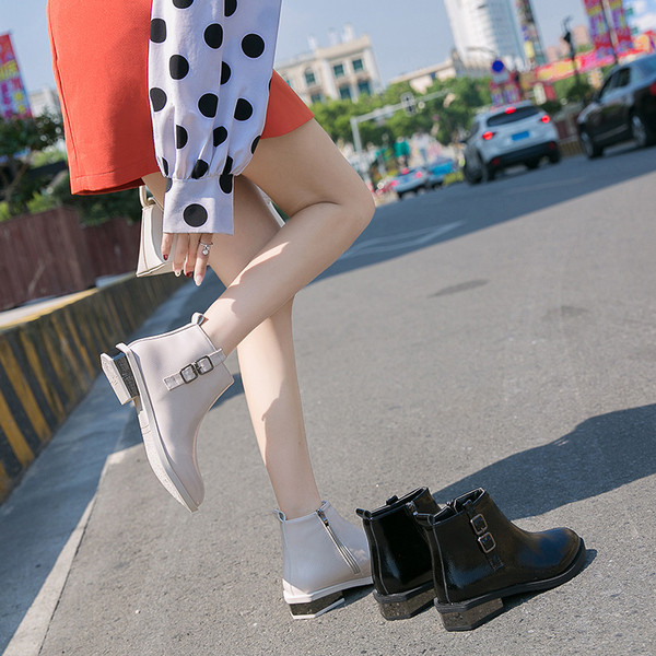 Női őszi csizma hegyes modell fehér és fekete színben