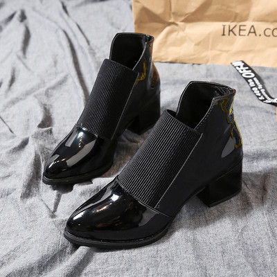 Μοντέρνα γυναικεία μποτάκια με παχιά τακούνια δύο μοντέλα