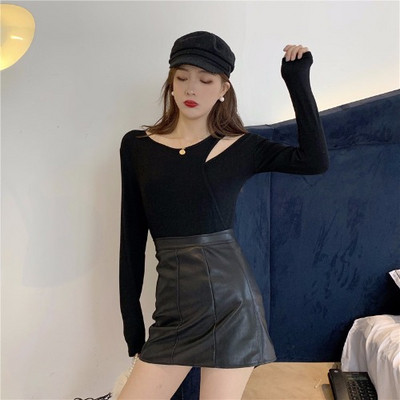 Γυναικεία εφαρμοστή ασύμμετρη μπλούζα σε κόκκινο και μαύρο χρώμα