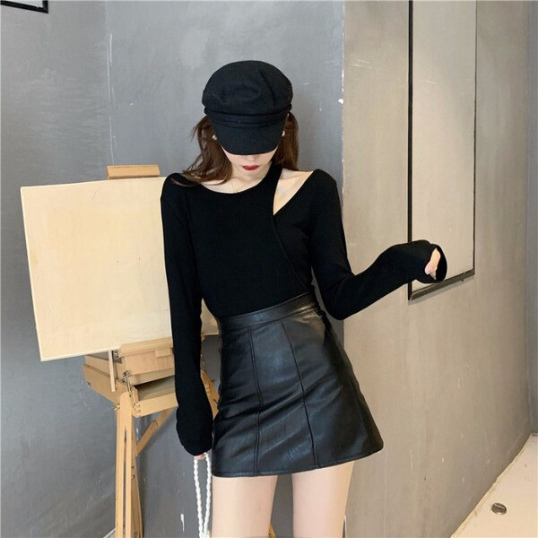 Γυναικεία εφαρμοστή ασύμμετρη μπλούζα σε κόκκινο και μαύρο χρώμα