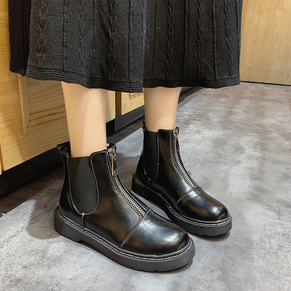 Γυναικείες έκο δερμάτινες μπότες με φερμουάρ σε μαύρο χρώμα