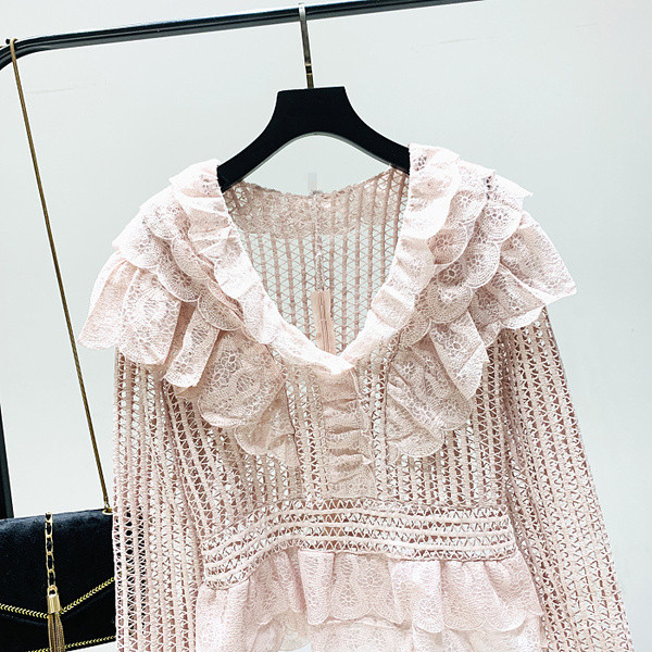 Μοντέρνα γυναικεία μπλούζα με μακριά μανίκια και λαιμόκοψη λευκού, μπεζ και ροζ χρώμα