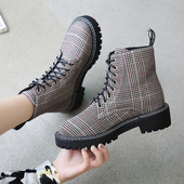 Μοντέρνες γυναικείες  καρό μπότες σε δύο χρώματα