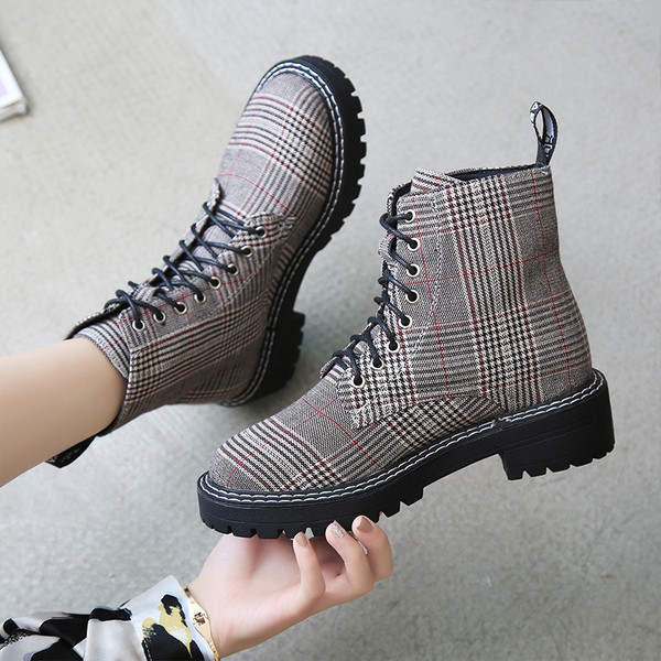 Μοντέρνες γυναικείες  καρό μπότες σε δύο χρώματα