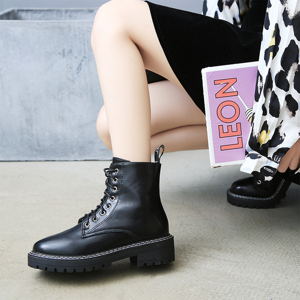 Μοντέρνες γυναικείες  καρό μπότες σε δύο χρώματα