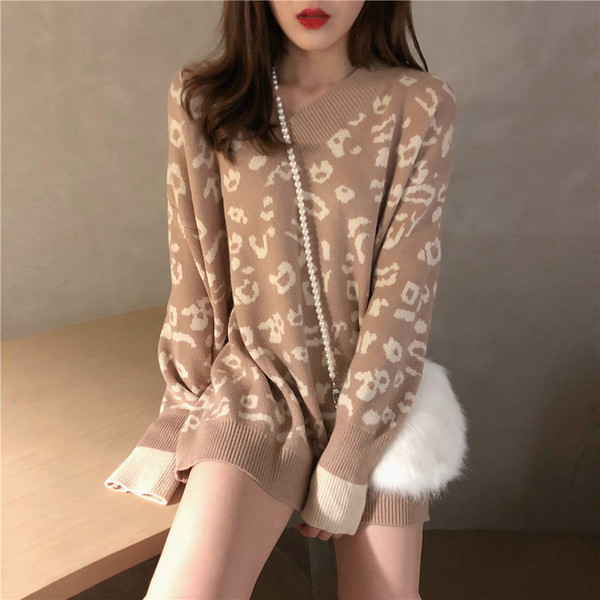 Γυναικείο φαρδύ πουλόβερ με λαιμόκοψη σε μπεζ και κόκκινο χρώμα