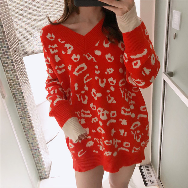 Γυναικείο φαρδύ πουλόβερ με λαιμόκοψη σε μπεζ και κόκκινο χρώμα