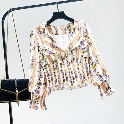 Új modell női blúz virágmintával és spitz nyakkivágással fehér, sárga és zöld színekben