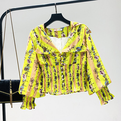 Új modell női blúz virágmintával és spitz nyakkivágással fehér, sárga és zöld színekben