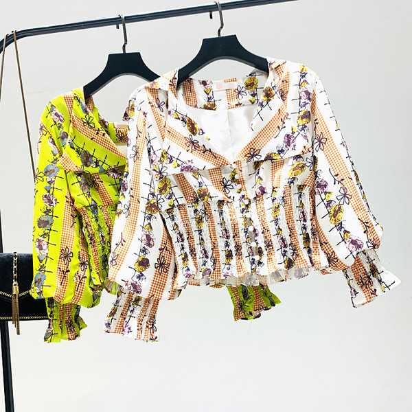 Új modell női blúz virágmintával és spitz nyakkivágással fehér, sárga és zöld színekben