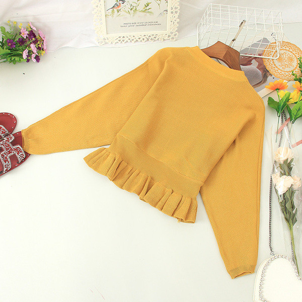 Μοντέρνο γυναικέιο πουλόβερ  με οβάλ ντεκολτέ σε μαύρο, λευκό, κίτρινο και κόκκινο χρώμα