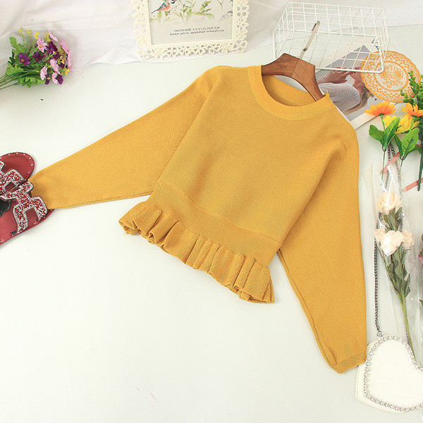 Μοντέρνο γυναικέιο πουλόβερ  με οβάλ ντεκολτέ σε μαύρο, λευκό, κίτρινο και κόκκινο χρώμα