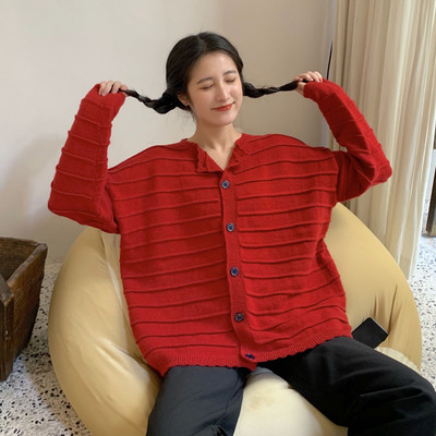 Ευρύ γυναικεία ζακέτα με κουμπιά σε μαύρο και κόκκινο χρώμα