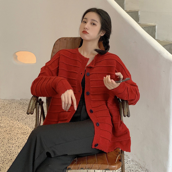 Ευρύ γυναικεία ζακέτα με κουμπιά σε μαύρο και κόκκινο χρώμα