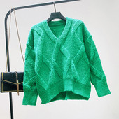 Μοντέρνο γυναικείο πουλόβερ με λαιμόκοψη στο πράσινο και μπεζ χρώμα