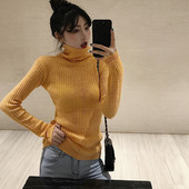 Γυναικείο πουλόβερ με μεγάλο κολάρο σε λευκό, κίτρινο και μπλε χρώμα