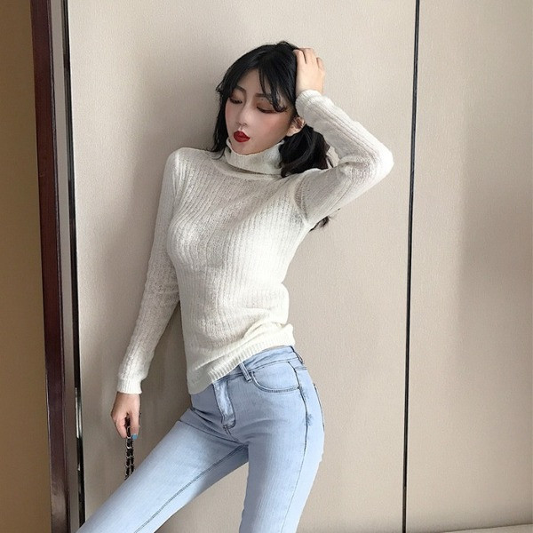 Γυναικείο πουλόβερ με μεγάλο κολάρο σε λευκό, κίτρινο και μπλε χρώμα