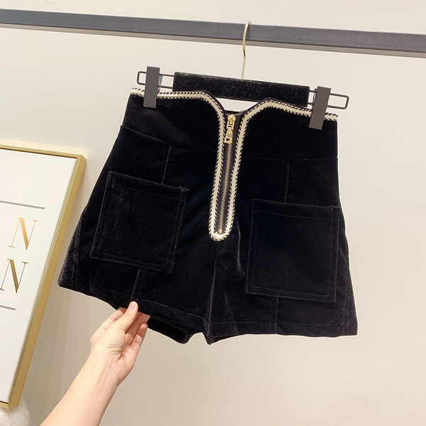 Női rövidnadrág cipzárral, magas derékkal, fekete színben