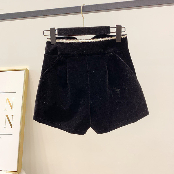 Női rövidnadrág cipzárral, magas derékkal, fekete színben