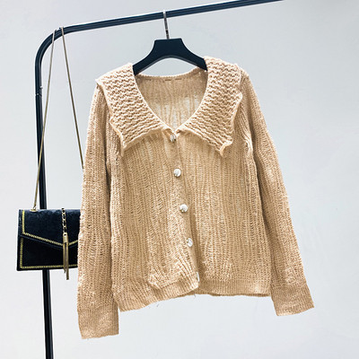 Aktuális női mellény zöld, barna és fehér gombokkal