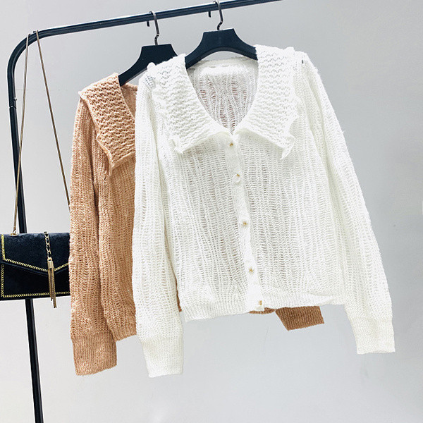 Aktuális női mellény zöld, barna és fehér gombokkal