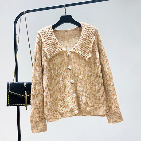 Aktuális női mellény zöld, barna és fehér gombokkal