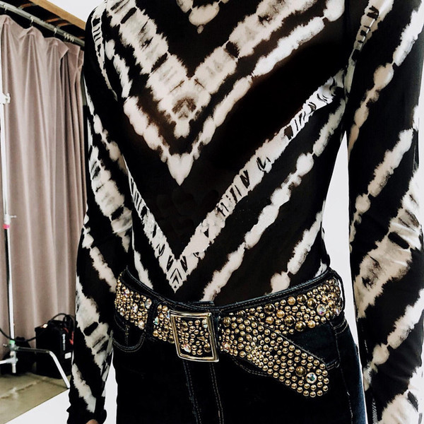 Modern női body fekete-fehér pólógallérral