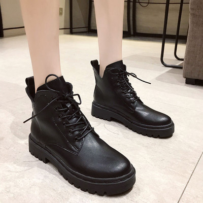 Μοντέρνες γυναικείες μπότες με χοντρή σόλα σε μαύρο χρώμα