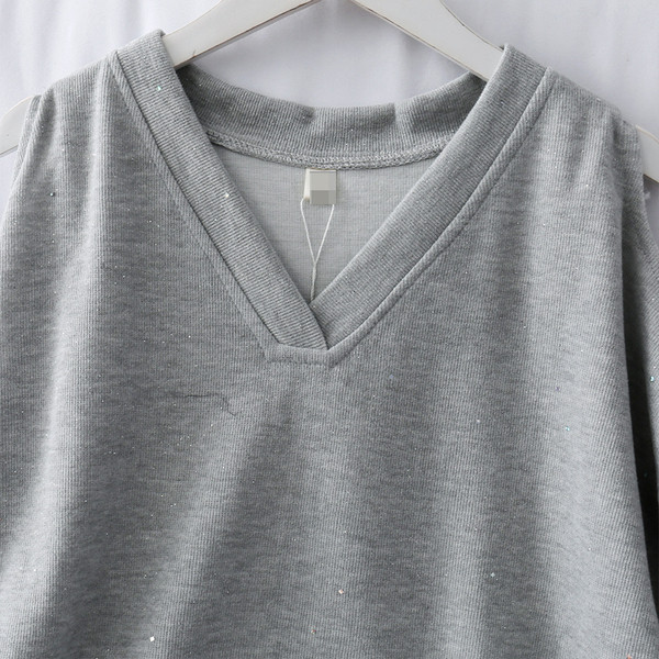 Μοντέρνα γυναικεία μπλούζα με γυμνά ώμους και κορδέλες σε γκρι, λευκό και μαύρο χρώμα