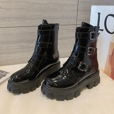 Női csizma durva talppal, csattal fekete színben - két modell