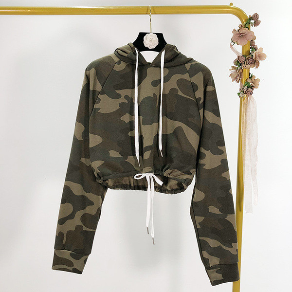 Σύντομο πουλόβερ με καμουφλάζ με κορδόνια και κουκούλα