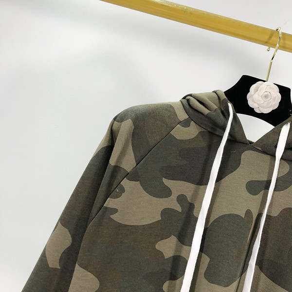 Σύντομο πουλόβερ με καμουφλάζ με κορδόνια και κουκούλα