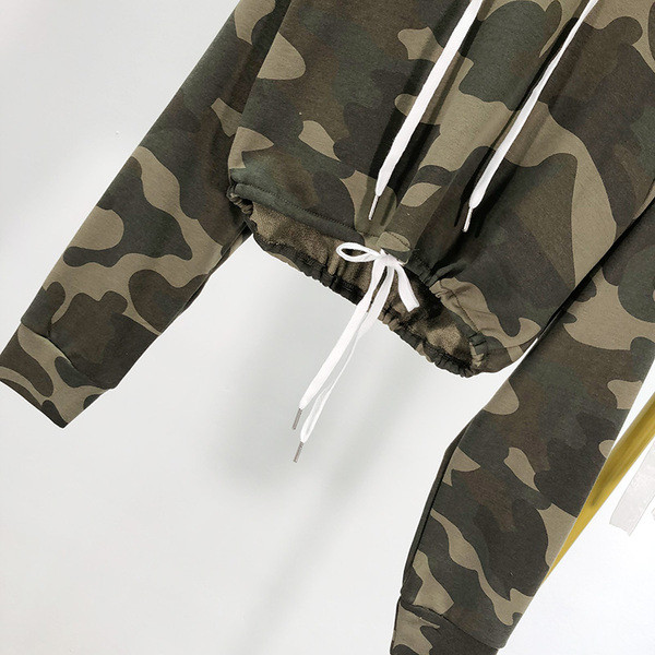 Σύντομο πουλόβερ με καμουφλάζ με κορδόνια και κουκούλα