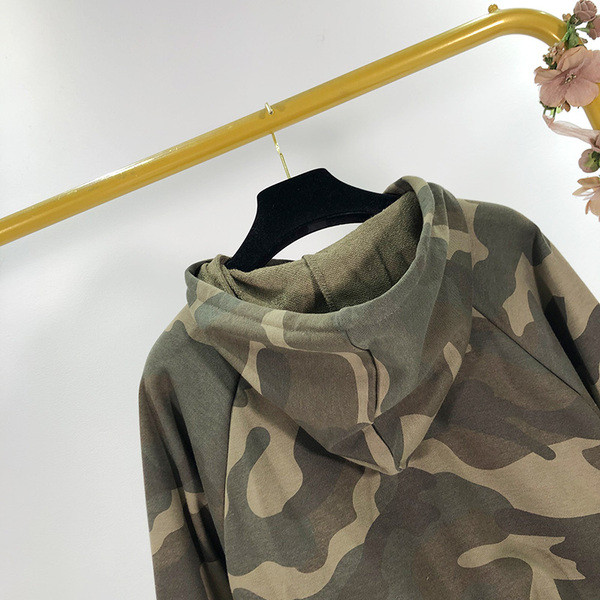 Σύντομο πουλόβερ με καμουφλάζ με κορδόνια και κουκούλα