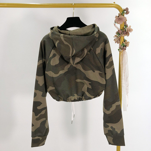 Σύντομο πουλόβερ με καμουφλάζ με κορδόνια και κουκούλα