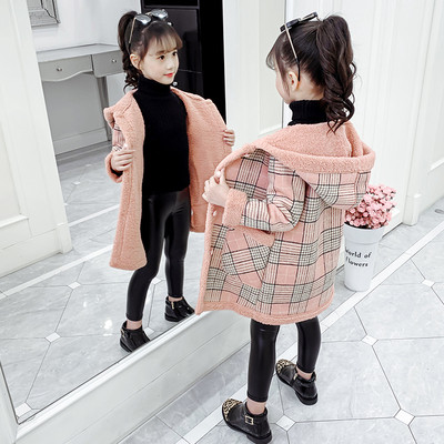 Palton pentru copii modern in carouri pentru fete cu nasturi si buzunare in roz si bej