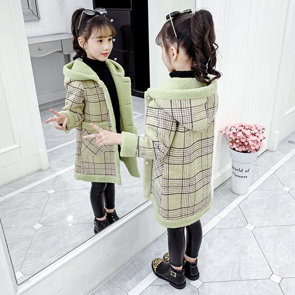 Palton pentru copii modern in carouri pentru fete cu nasturi si buzunare in roz si bej