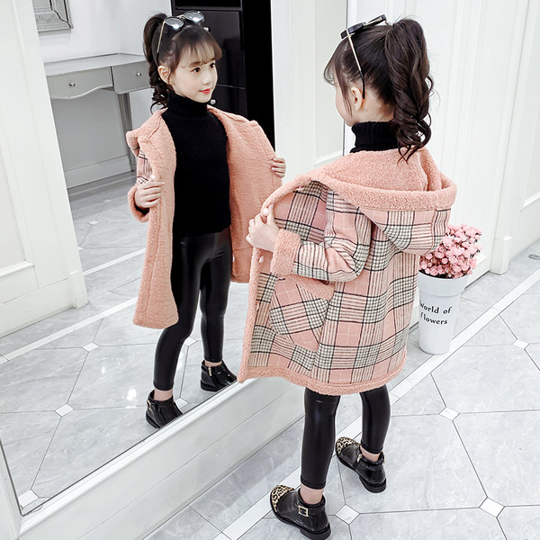 Palton pentru copii modern in carouri pentru fete cu nasturi si buzunare in roz si bej