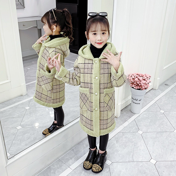 Palton pentru copii modern in carouri pentru fete cu nasturi si buzunare in roz si bej