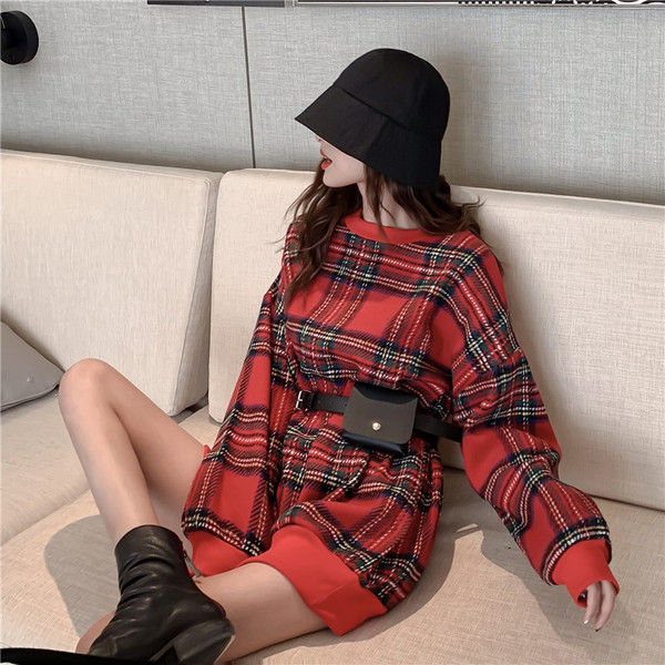 Μακρύ καρό μπλουζάκι σε κόκκινο χρώμα