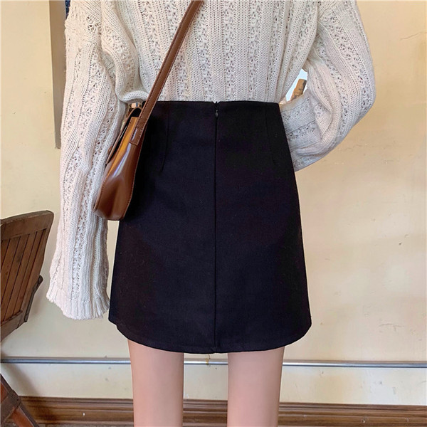 Σύντομη ασύμμετρη φούστα με κουμπιά σε δύο χρώματα