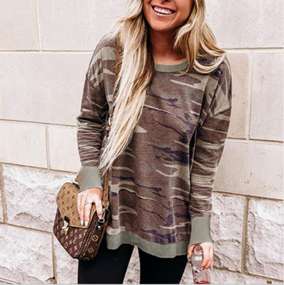 Γυναικείο casual πουλόβερ με οβάλ ντεκολτέ και μοτίβο καμουφλάζ