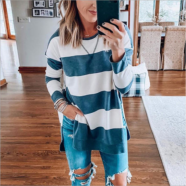 Pulover de damă modern în dungi, cu mâneci lungi și cu fantă