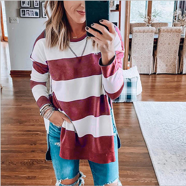 Pulover de damă modern în dungi, cu mâneci lungi și cu fantă