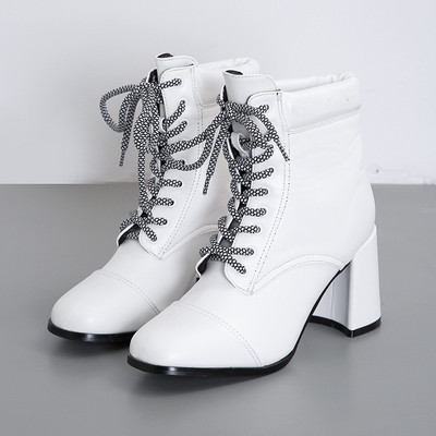 Μοντέρνες γυναικείες μπότες με κορδόνια και τακούνι σε λευκό και μαύρο χρώμα
