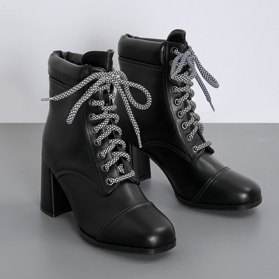 Μοντέρνες γυναικείες μπότες με κορδόνια και τακούνι σε λευκό και μαύρο χρώμα