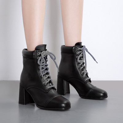 Μοντέρνες γυναικείες μπότες με κορδόνια και τακούνι σε λευκό και μαύρο χρώμα