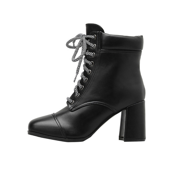 Μοντέρνες γυναικείες μπότες με κορδόνια και τακούνι σε λευκό και μαύρο χρώμα