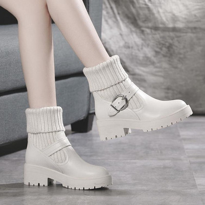 Női alkalmi csizma csattal fehér és fekete színben