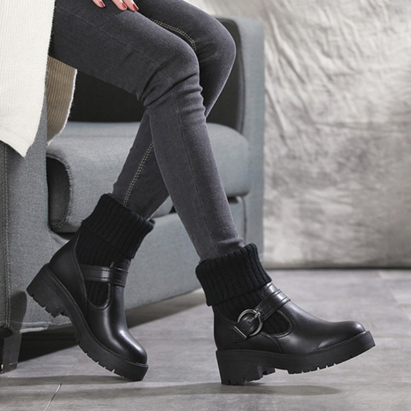 Γυναικείες casual μπότες με πόρπη σε λευκό και μαύρο χρώμα